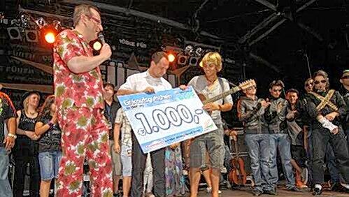 Volker Heißmann (li.) verkündete es: Julian (mit Gitarre) gewinnt den Wettbewerb – und einen 1000-Euro-Gutschein von Möbel Pilipp. Volker Heißmann (li.) verkündete es: Julian (mit Gitarre) gewinnt den Wettbewerb – und einen 1000-Euro-Gutschein von Möbel Pilipp.