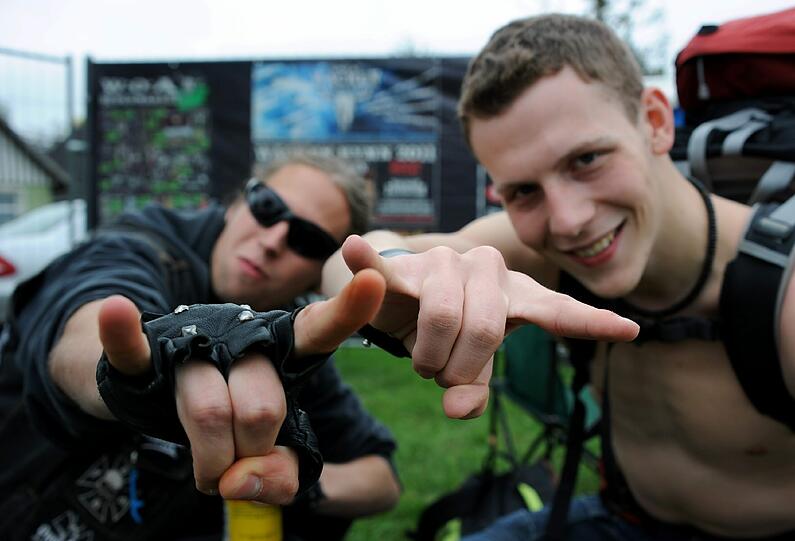 Und die Metal-Fans grüßen erfreut zurück.