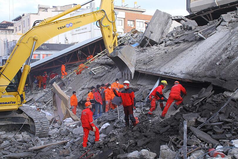 23 Überlebende konnten bis jetzt aus den Trümmern geborgen werden.