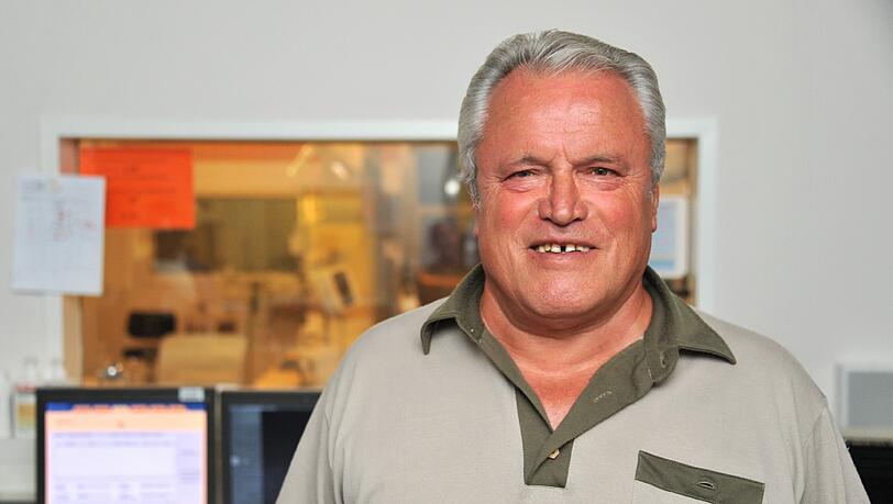 Adam Schauer musste bis zu fünf Mittel gleichzeitig schlucken. Trotzdem schoss sein Blutdruck nach spätestens vier Wochen wieder auf über 170. Dann schickte ihn seine Kardiologin ins Klinikum Bogenhausen: Hier wenden die Kardiologen bereits mit größerer Erfahrung das erste nicht-medikamentöse Verfahren an, das den Bluthochdruck effektiv senkt Adam Schauer musste bis zu fünf Mittel gleichzeitig schlucken. Trotzdem schoss sein Blutdruck nach spätestens vier Wochen wieder auf über 170. Dann schickte ihn seine Kardiologin ins Klinikum Bogenhausen: Hier wenden die Kardiologen bereits mit größerer Erfahrung das erste nicht-medikamentöse Verfahren an, das den Bluthochdruck effektiv senkt