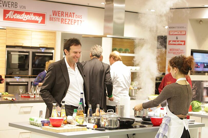 Das schaut gut aus: AZ-Chefredakteur Arno Makowsky spricht aufmunternde Worte.