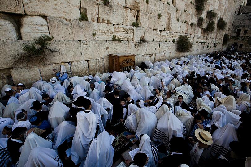 Vor der Klagemauer in Jerusalem: Ultra-Orthodoxe Juden bedecken während der priesterlichen Segensweihe ihre Köpfe mit Gebets-Tüchern. Anlass ist das jüdische Passahfest.