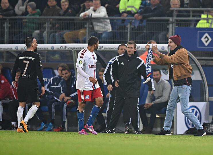 Unschöne Szene kurz vor Spielende: Ein Flitzer schlägt Franck Ribéry mit seinem Schal.