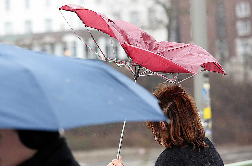 Schirme festhalten: Regen und starker Wind bestimmen die Karwoche.