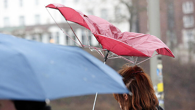 Schirme festhalten: Regen und starker Wind bestimmen die Karwoche. Schirme festhalten: Regen und starker Wind bestimmen die Karwoche.