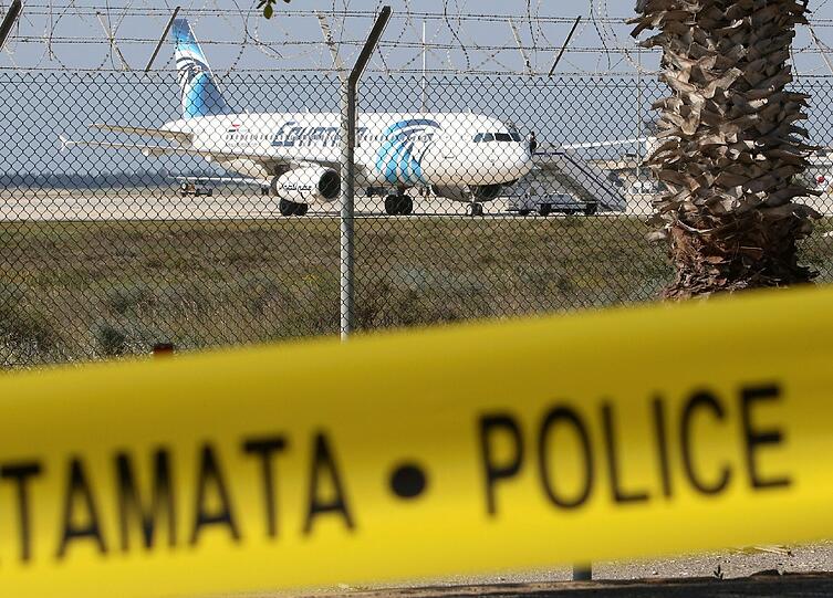 Alle Geiseln konnten das Flugzeug unverletzt verlassen.
