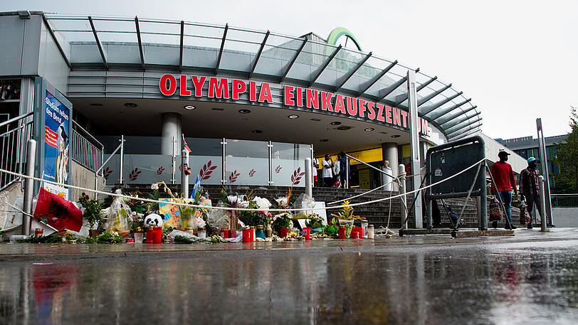 Blumen und Kerzen vor dem Olympia-Einkaufszentrum: Ali David S. tötete insgesamt neun Menschen.