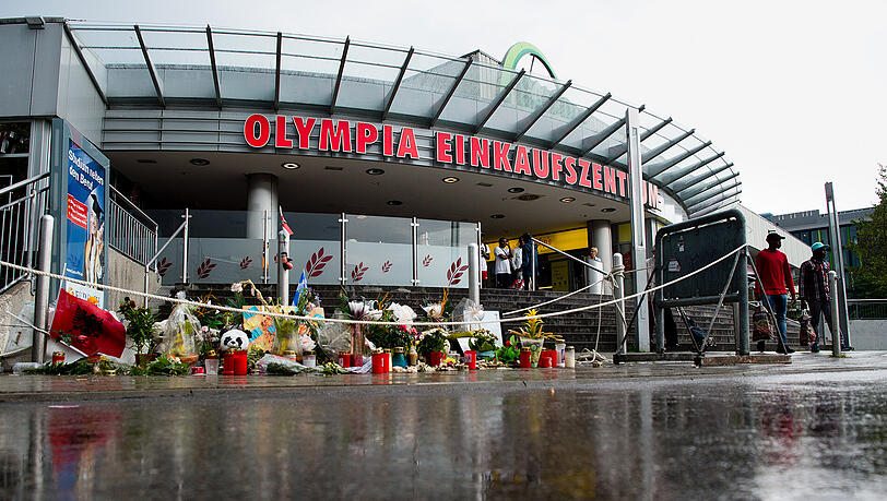 Blumen und Kerzen vor dem Olympia-Einkaufszentrum: Ali David S. tötete insgesamt neun Menschen. Blumen und Kerzen vor dem Olympia-Einkaufszentrum: Ali David S. tötete insgesamt neun Menschen.