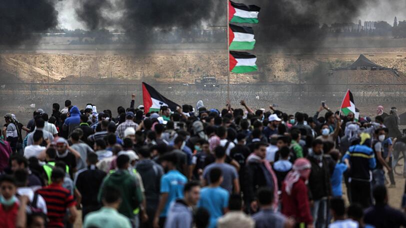 Palästinenser gehen auf die Absperrungen zu zwischen Israel und dem Gazastreifen bei Protesten für die Rückkehr in ihre Heimat anlässlich des Nakba-Tags.