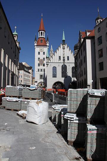 Noch sieht es ziemlich wüst aus vor der Stadtsparkasse. Auch hier wird der Gehweg breiter und die Fahrbahn schmaler. Anfang November soll die Umgestaltung des Tals fertig sein.