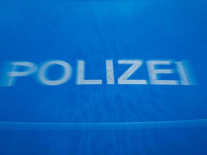 Schriftzug "Polizei" auf der Motorhaube eines Funkstreifenwagens. Foto: Jens Büttner/dpa-Zentralbild/dpa/Symbolbild
