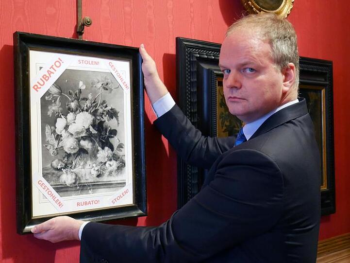 Uffizien-Direktor Eike Schmidt mit einer Fotografie des Ölgemäldes "Vaso di Fiori" von Jan van Huysum (1682-1749).