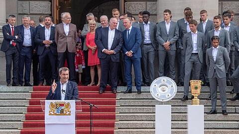Ministerpräsident Söder (CSU,l) empfängt im Hofgarten die Mannschaft des FC Bayern München. Foto: Peter Kneffel