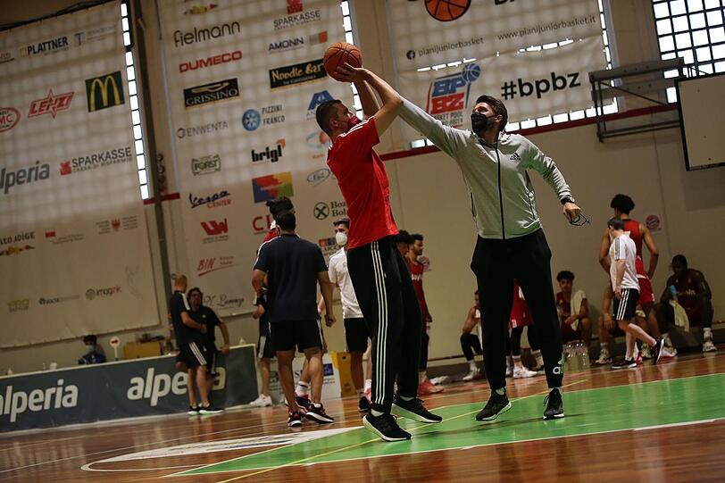 Erste Wurfversuche: Zipser (l.) im Duell mit Pesic.