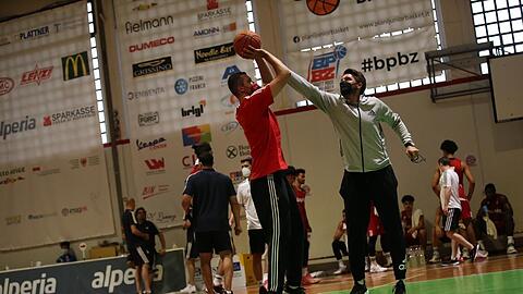 Erste Wurfversuche: Zipser (l.) im Duell mit Pesic.