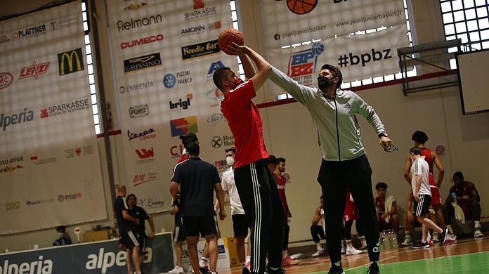 Erste Wurfversuche: Zipser (l.) im Duell mit Pesic.