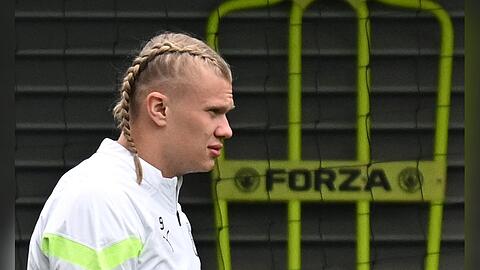 Manchester-City-Star Erling Haaland (22) überraschte mit geflochtenen Zöpfen. Fans spotteten über die neue Frisur und verglichen ihn mit Greta Thunberg.
