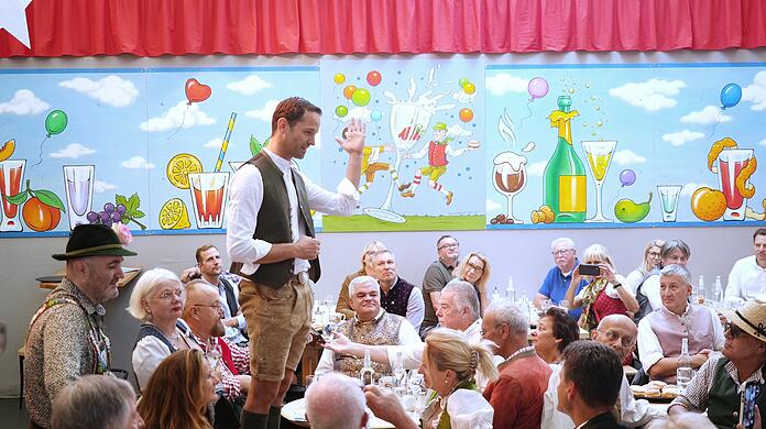 Otto Lindinger, seit acht Jahren Chef von Bodo's Cafézelt, ist sich am Montag sicher: "Der Bodo schaut uns heute von oben zu."