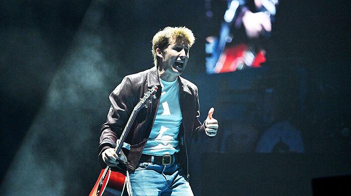 James Blunt versteckte den Schmusesänger optisch – dieser kam aber immer wieder zum Vorschein in der Olympiahalle.