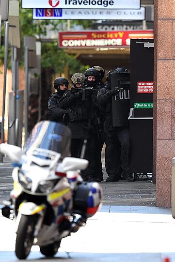Sydney im Ausnahmezustand: Ein Islamist hat in einem Cafe ca. 30 Menschen als Geisel genommen. Hunderte Polizisten sind im Einsatz.