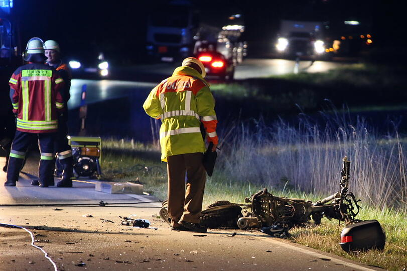 Zwei Motorradfahrer sind am Mittwochabend nach einem Zusammenprall auf der B299 gestorben.