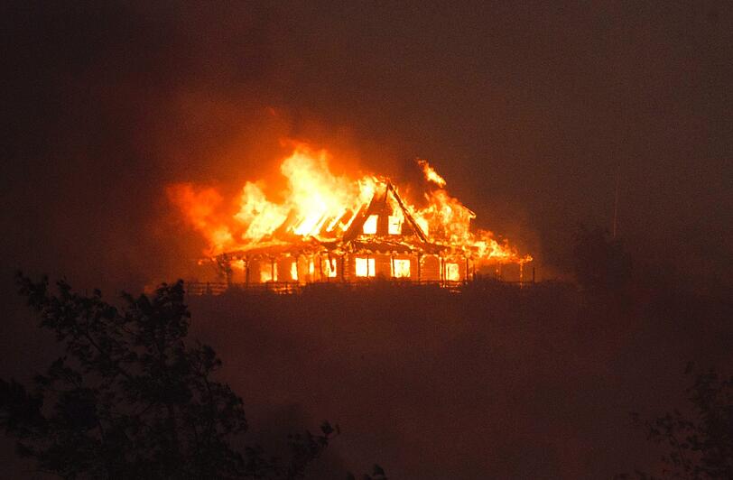 Brennendes Haus bei Cajon Junction: Das Buschfeuer im Süden Kaliforniens breitet sich rasent schnell aus. Foto: Eugene Garcia