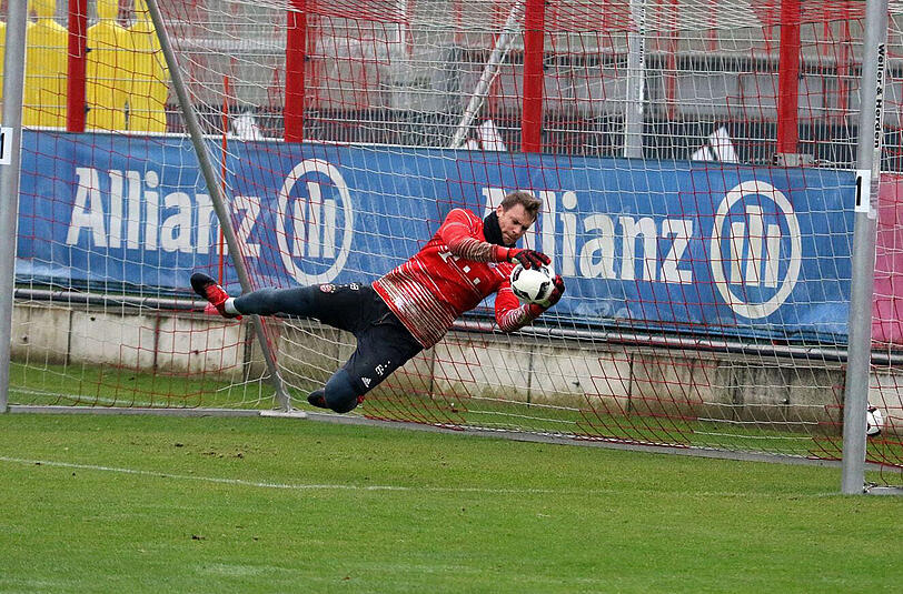 Mit vollem Einsatz: Bayern-Keeper Manuel Neuer.