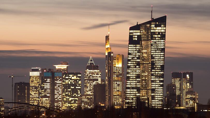 Die Fenster der Europäischen Zentralbank (EZB) und der Bankenskyline dahinter leuchten im Abendlicht. Frankfurt ist Deutschlands wichtigster Finanzplatz. Nun könnte Hessens größte Stadt wegen des Brexits zum wichtigsten Finanzplatz Europas aufsteigen.