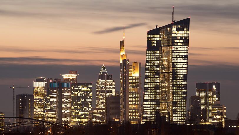 Die Fenster der Europäischen Zentralbank (EZB) und der Bankenskyline dahinter leuchten im Abendlicht. Frankfurt ist Deutschlands wichtigster Finanzplatz. Nun könnte Hessens größte Stadt wegen des Brexits zum wichtigsten Finanzplatz Europas aufsteigen. Die Fenster der Europäischen Zentralbank (EZB) und der Bankenskyline dahinter leuchten im Abendlicht. Frankfurt ist Deutschlands wichtigster Finanzplatz. Nun könnte Hessens größte Stadt wegen des Brexits zum wichtigsten Finanzplatz Europas aufsteigen.