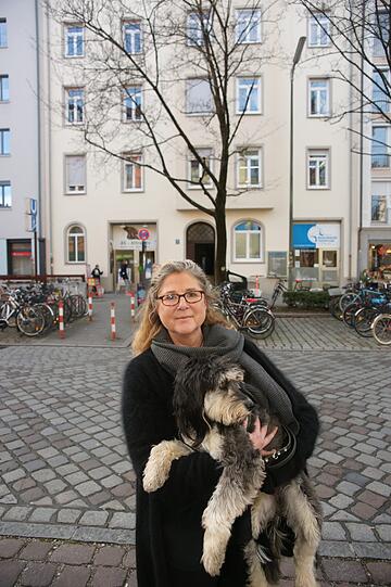Sie hat Angst um ihr geliebtes Zuhause: Die Mieterin Nina S. mit Hund Lottie vor ihrem Haus in der Augustenstraße.