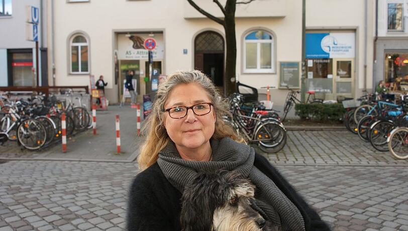 Sie hat Angst um ihr geliebtes Zuhause: Die Mieterin Nina S. mit Hund Lottie vor ihrem Haus in der Augustenstraße. Sie hat Angst um ihr geliebtes Zuhause: Die Mieterin Nina S. mit Hund Lottie vor ihrem Haus in der Augustenstraße.