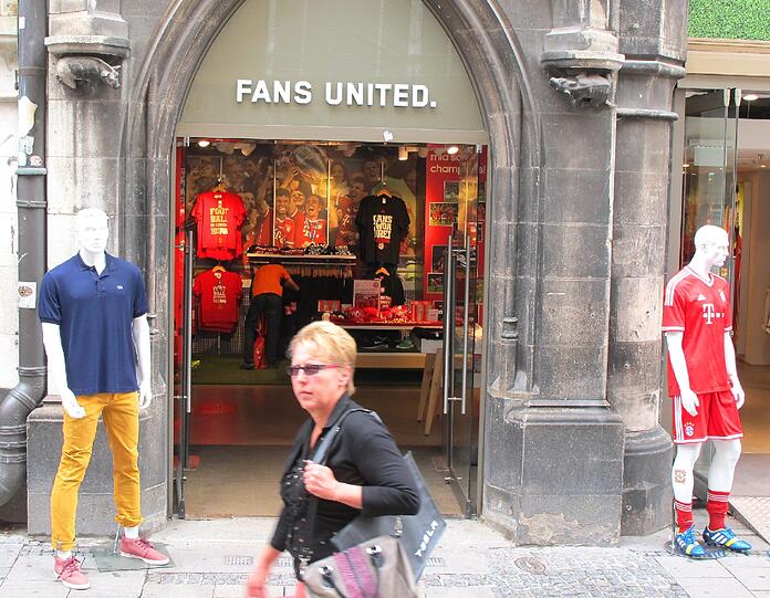 Das kleine Schwein aus Stein sitzt weit links über der Puppe mit Bayern-Trikot.