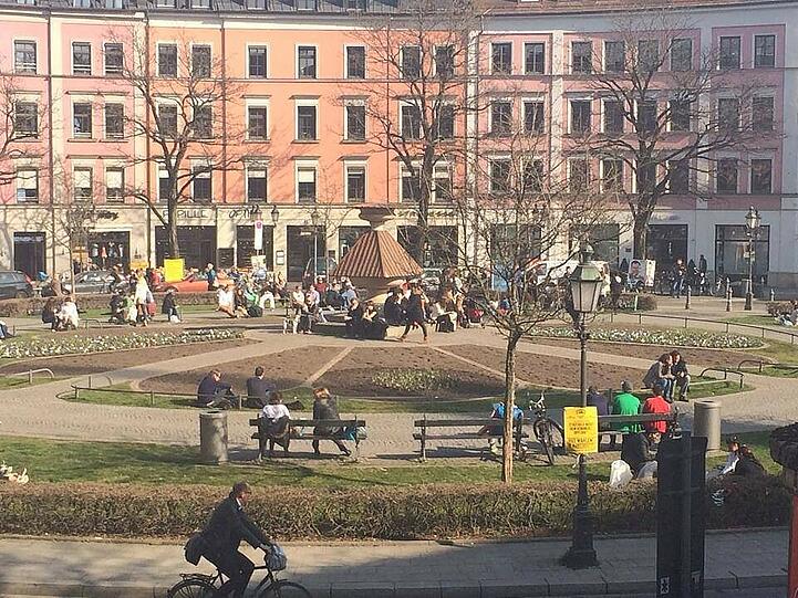 Kein Archivbild: Hier genießen die Münchner die bunte Blumenpracht in der Frühlingssonne.