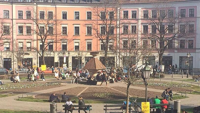 Kein Archivbild: Hier genießen die Münchner die bunte Blumenpracht in der Frühlingssonne.