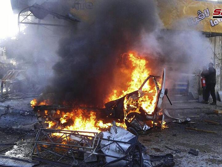 Sicherheitskräfte entschärften nach der Explosion eine weitere Bombe.