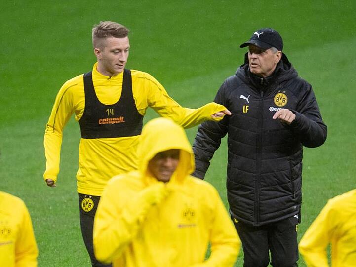 Lucien Favre (r) muss gegen Leipzig auf Marco Reus verzichten.