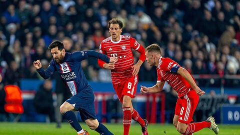 Auch im Rückspiel gegen Paris Saint-Germain sind die Bayern – hier mit Joshua Kimmich (r.) und Leon Goretzka gegen Lionel Messi – voll gefordert.