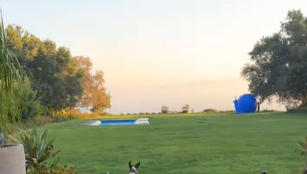 Heidi Klum gibt einen Einblick in ihren Garten. Im Hintergrund zu sehen: eine Riesen-Kunstschnecke. Heidi Klum gibt einen Einblick in ihren Garten. Im Hintergrund zu sehen: eine Riesen-Kunstschnecke.