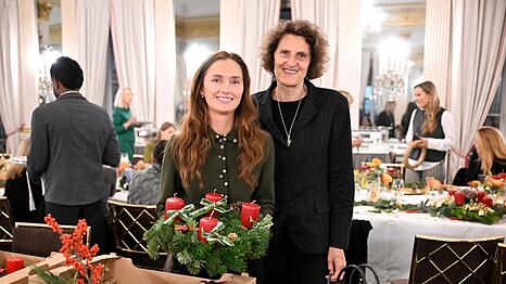 Schlicht und traditionell: So gestaltet Sophie Prinzessin von Bayern (l.), auch auf Wunsch von Ehemann Ludwig, ihren Kranz - hier mit Hotelchefin Innegrit Volkhardt.