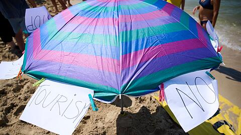 Auf Mallorca kam es in den letzten Jahren immer wieder zu Protesten, wie hier am Strand Cal&oacute; des Moro 2024.