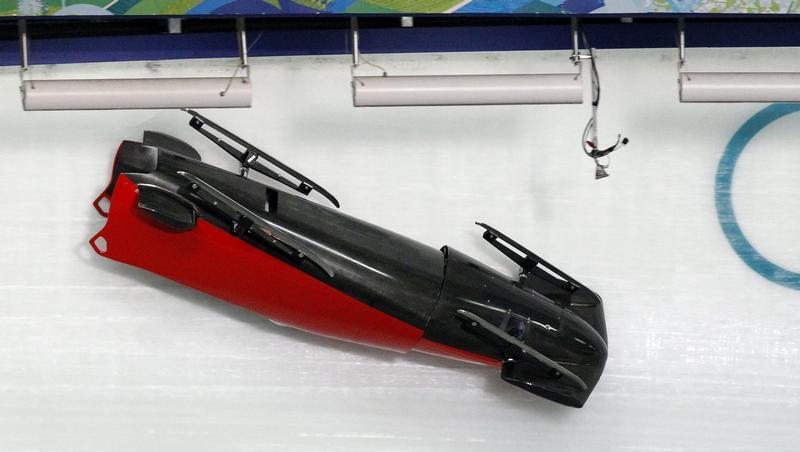 Ein italienischer Bob rutscht bei Olympia kopfüber den Eiskanal hinunter. Ein italienischer Bob rutscht bei Olympia kopfüber den Eiskanal hinunter.