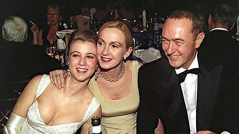 Immer in Begleitung schöner Frauen: Filmproduzent Bernd Eichinger mit seiner damaligen langjährigen Lebensgefährtin Katja Flint und seiner Tochter Nina (l) 1998 auf dem Filmball in München.