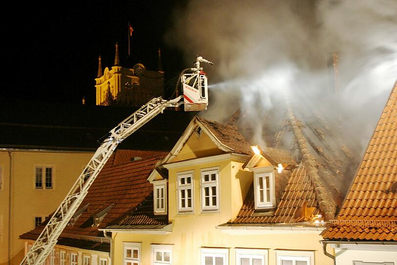 Großbrand in der historischen Altstadt von Coburg: brennender Dachstuhl.