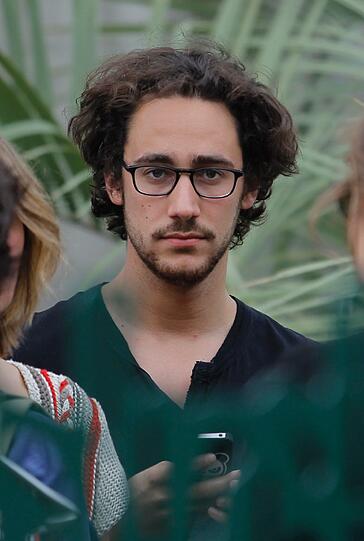 Der gemeinsame Sohn von Royal und Hollande, Thomas, wirbelte die familiären Differenzen erst kürzlich wieder auf. Im Magazin "Le Pint" warf er Trierweiler vor, das "normale Image zerstört" zu haben, das sein Vater aufgebaut habe. Glaubt man französischen Medienberichten, dann hing der Haussegen in der Patchwork-Familie von Hollande gewaltig schief.