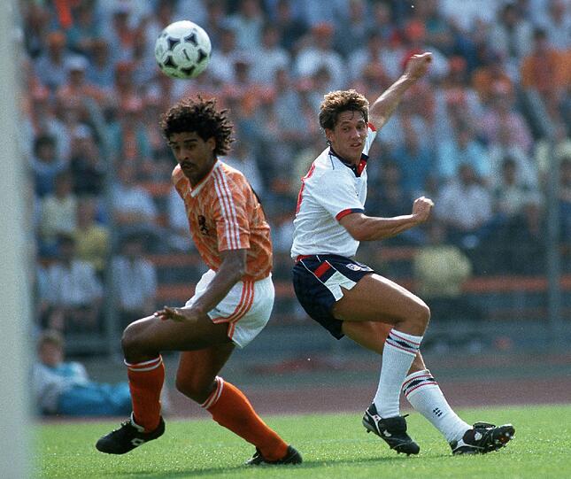 Gary Lineker (r) twitterte: @GaryLineker: "Football is a simple game where 22 men kick a ball about for 90 minutes and at the end, the Germans lose a 4 goal lea"