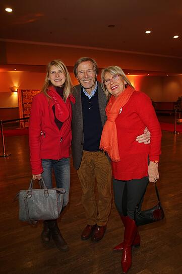 Horst Janson mit Ehefrau Hella und Tochter Laura-Maria. Auch sie feiern die Jubiläumstournee "30 Jahre Steiners Theaterstadl" mit dem Stück "Dumm Gelaufen" am Dienstag im Paulaner am Nockherberg.