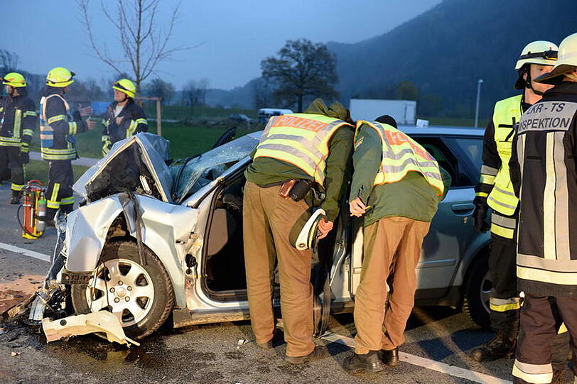 Ein Audi-Fahrer geriet auf der Bundesstraße bei Marquartstein auf die Gegenfahrbahn. Es kam zum Frontalzusammenstoß.