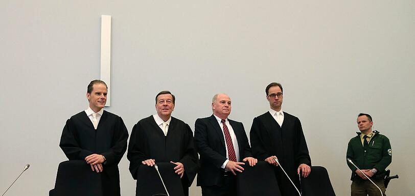 Seine Krawatte ist wieder Bordeaux-rot wie am ersten Prozesstag: Uli Hoeneß kam erneut in Begleitung von Frau Susanne in den Gerichtssaal. Mit dabei: Verteidiger Hanns Feigen. Die Bilder vom dritten Prozesstag vor dem Landgericht München II...