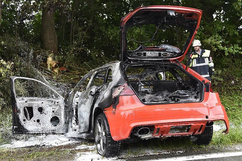Der Audi brennt komplett aus - der Fahrer überlebt den schweren Unfall.