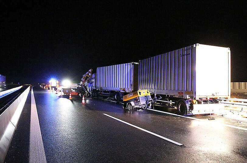 Bei seinem Crash in eine Baustelle hinterließ ein Lkw eine Schneise der Verwüstung. Die Bilder.